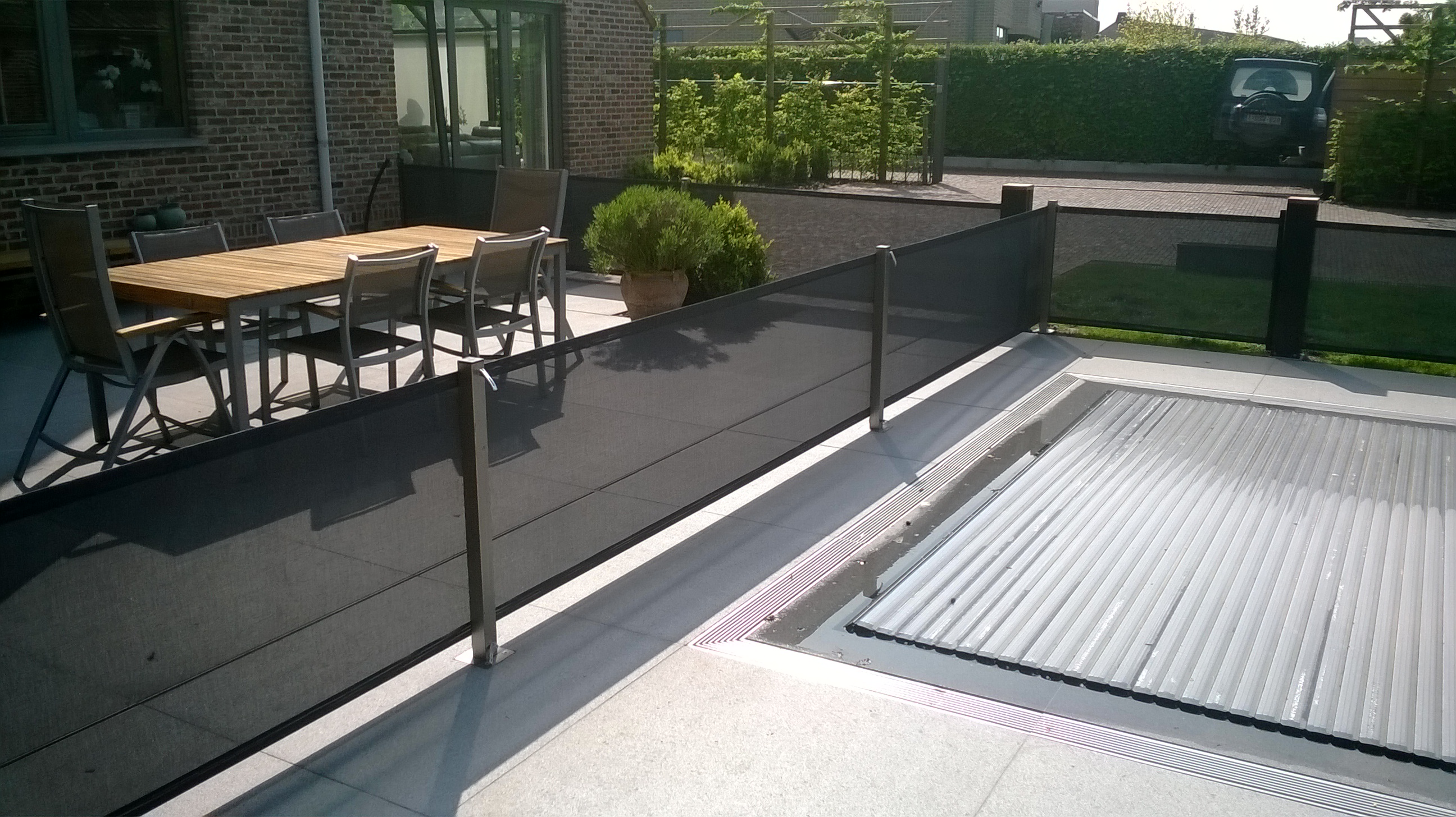 Afscherming van oprit en zwembad zwembad veilig afgeschermd voor kinderen