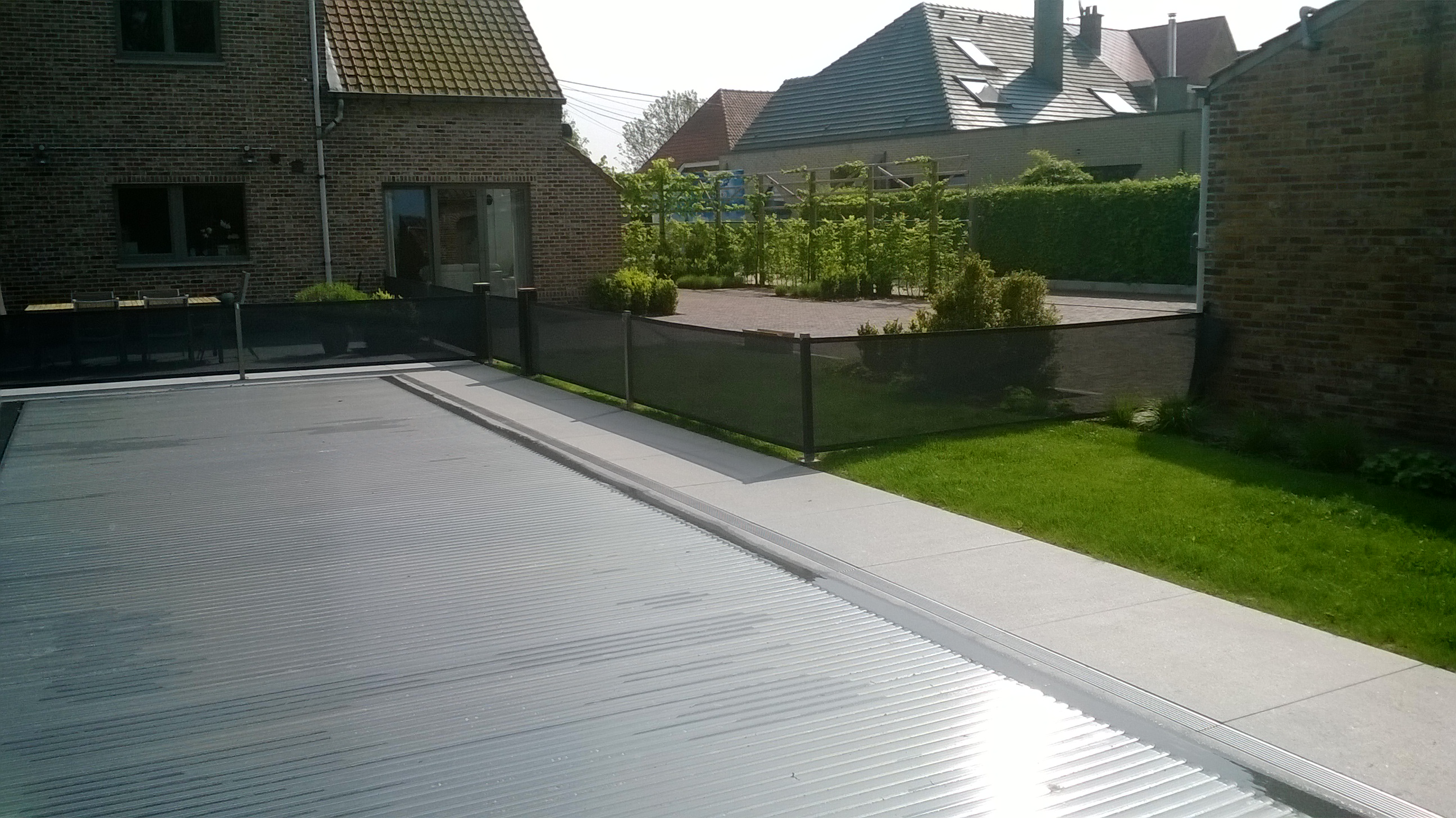 Terras en oprit afgeschermd kinderbeveiliging van zwembad en oprit seguroll