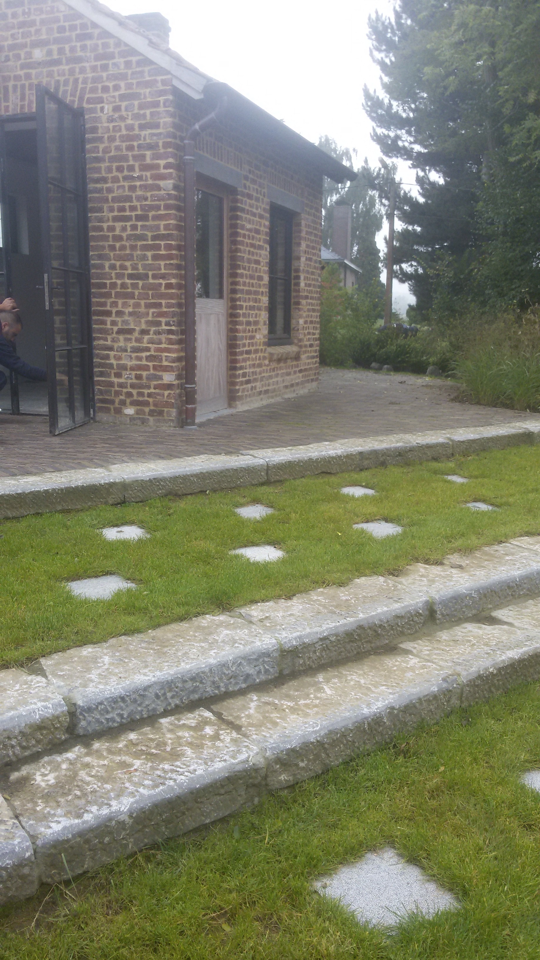 trap naar pizzahuisje trap borduren blauwsteen stapstenen gazon
