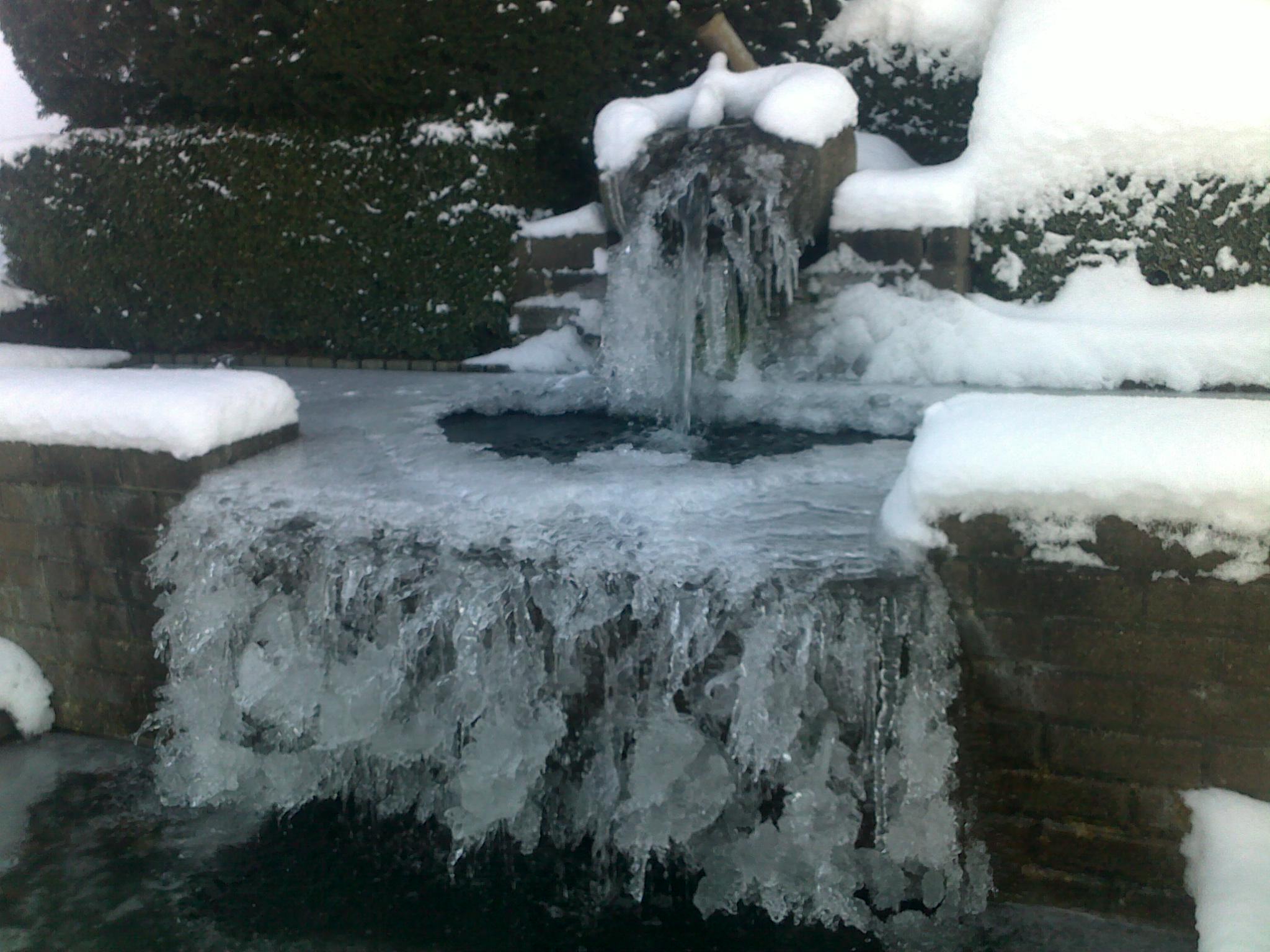 Een winterbeeld aan de vijver bevroren waterval ijsfontein