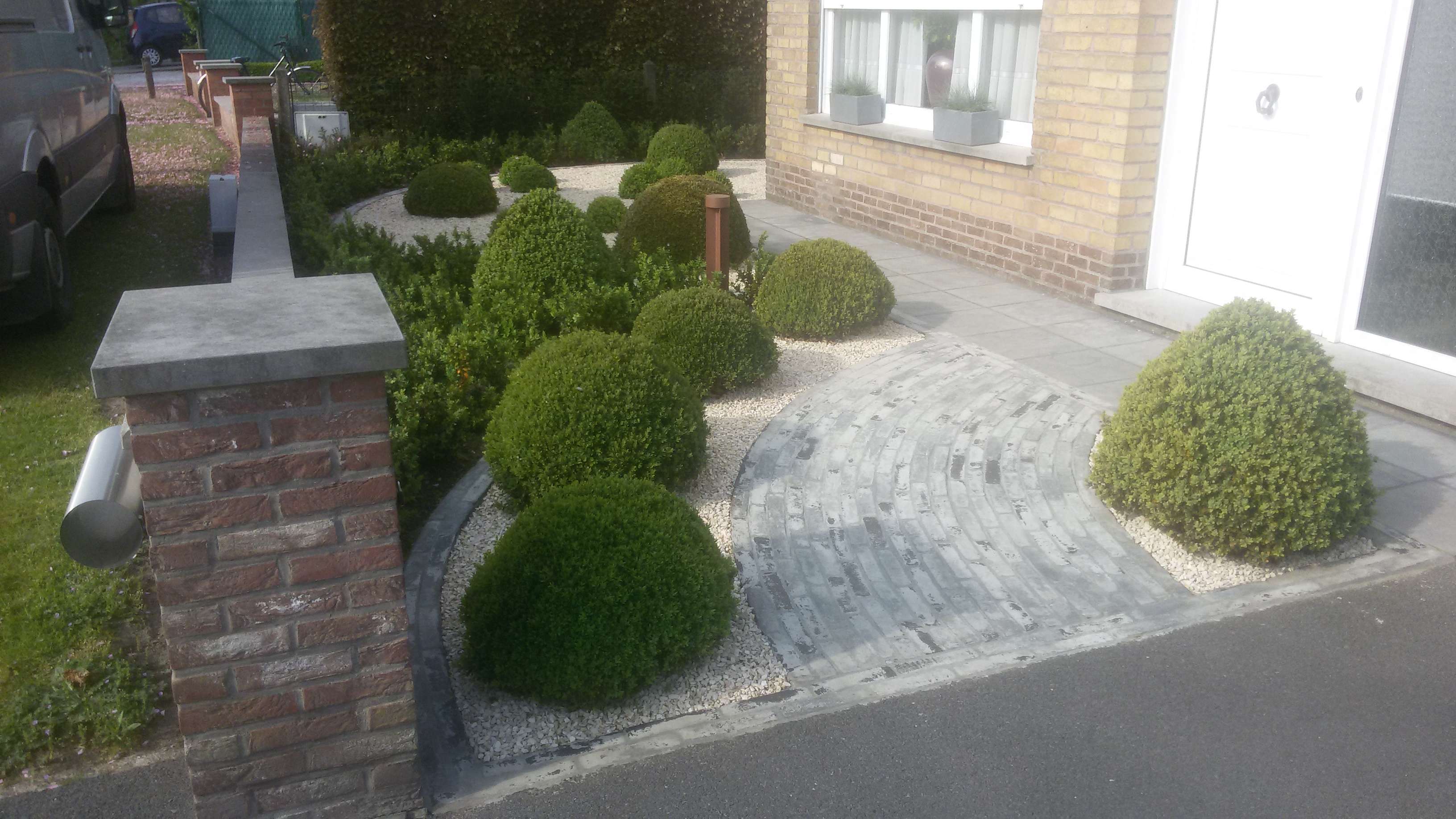 voortuin met grind en buxus