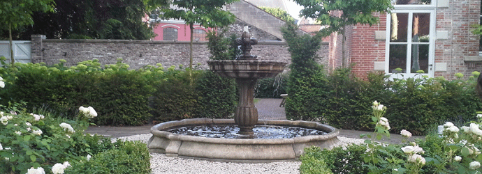 Formele tuin met betonnen fontein klassieke fontein in klassieke tuin
