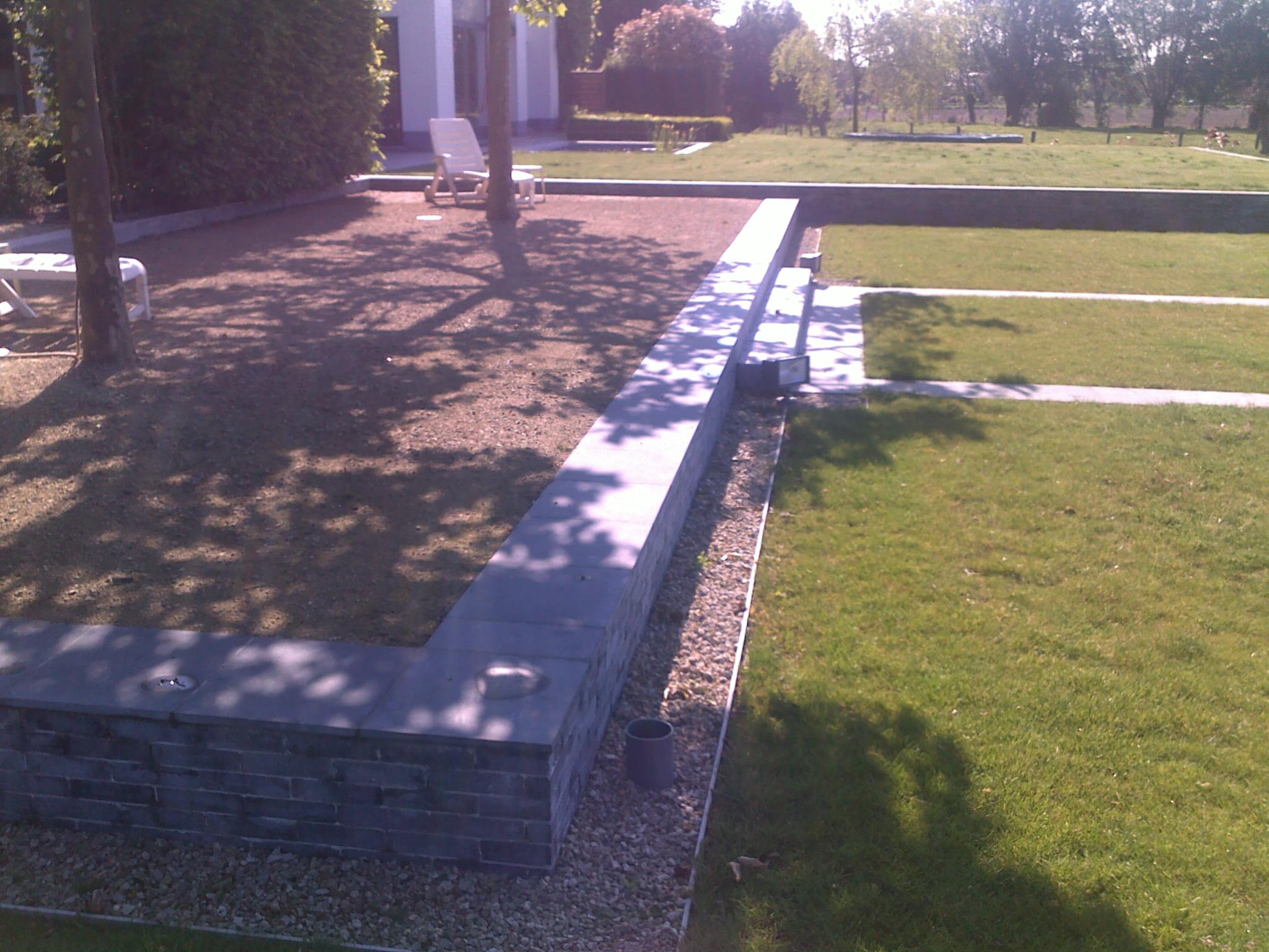 Formele structuur in tuin keermuren in blauwe steen