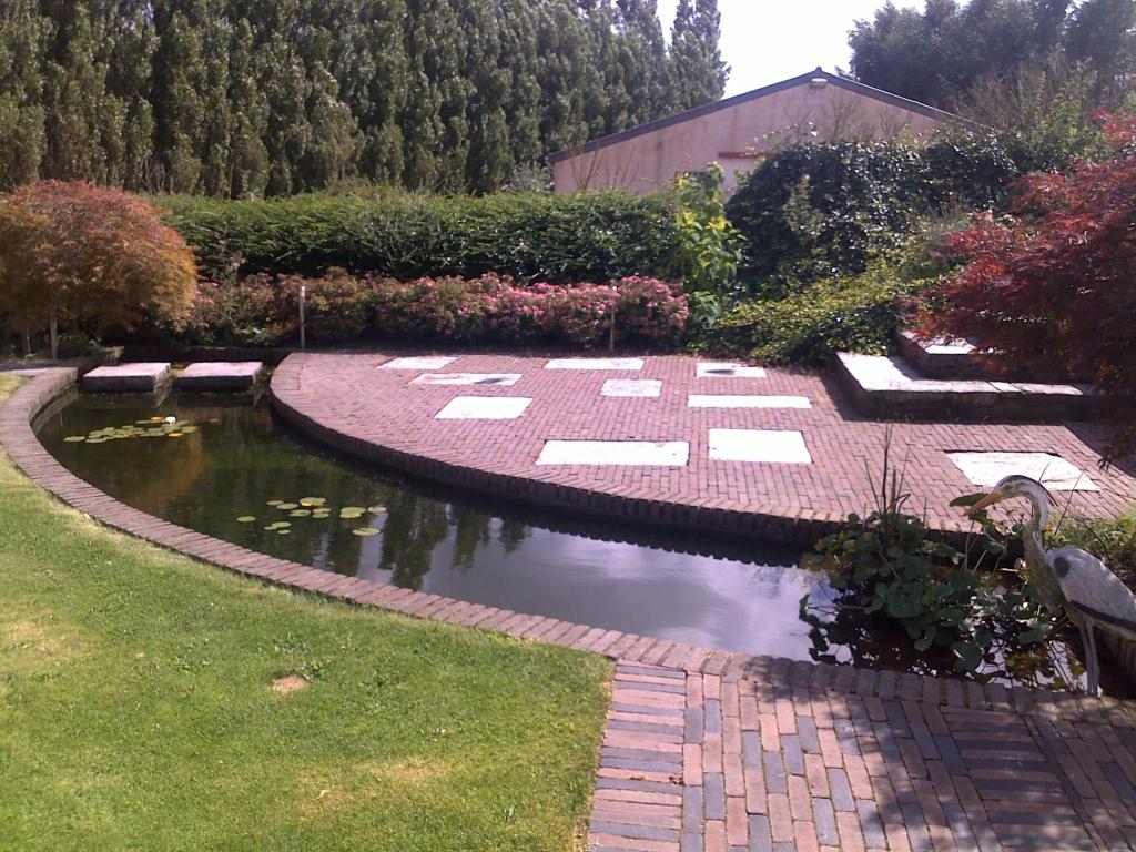 <a href="/node/48">Vijver aan zonneterras te Maldegem</a>