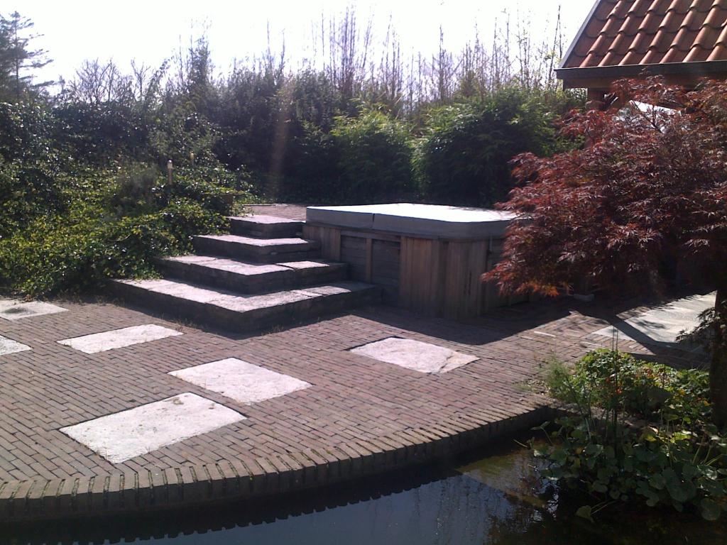 <a href="/node/242">trap naar hogergelegen terras aan spa</a>