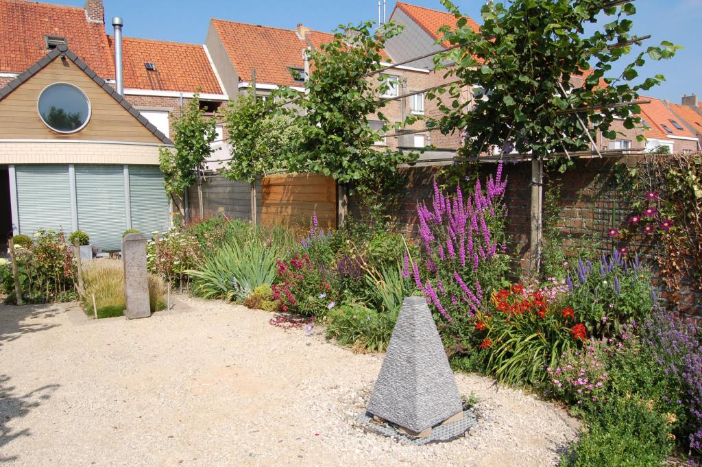 <a href="/node/121">Stadstuin met rijke bloemenborder</a>