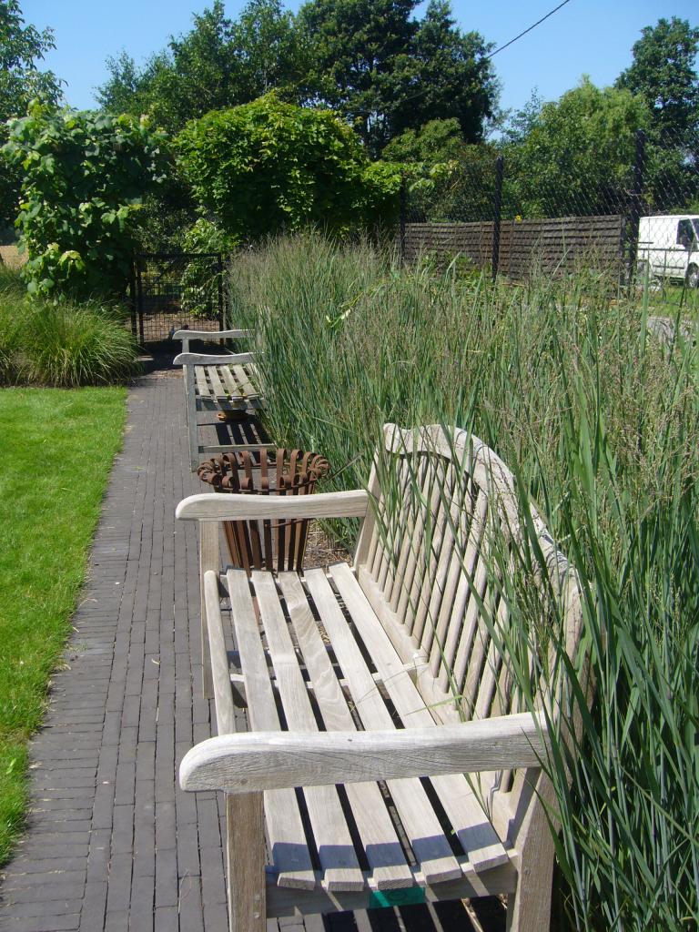 <a href="/node/409">Zitbanken op het tuinpad</a>