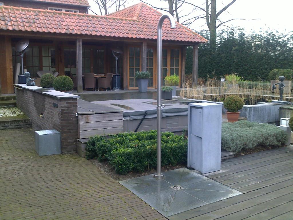 <a href="/node/287">Detail tuindouche in blauwsteen en inox</a>