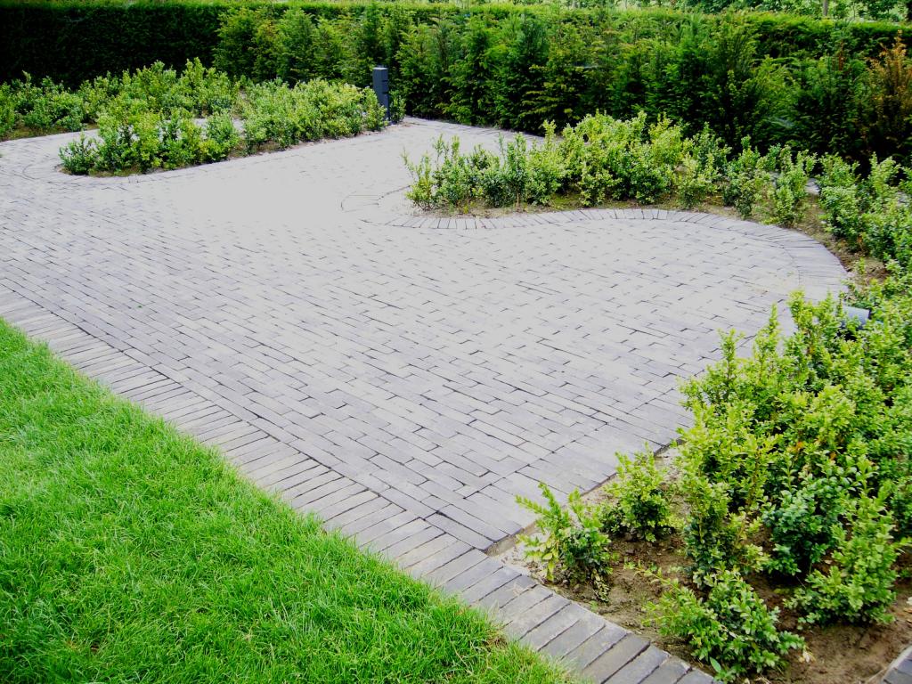 <a href="/node/387">Voortuin met terras in kleiklinker</a>