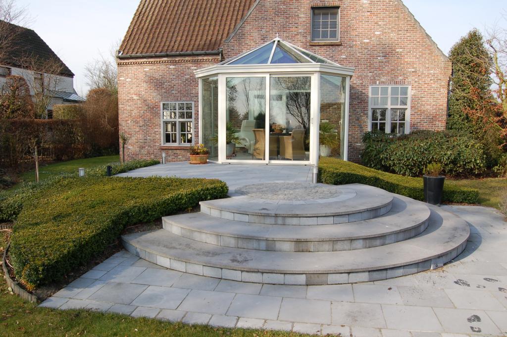 <a href="/node/271">Overgang tussen terras en pad met ronde trap</a>