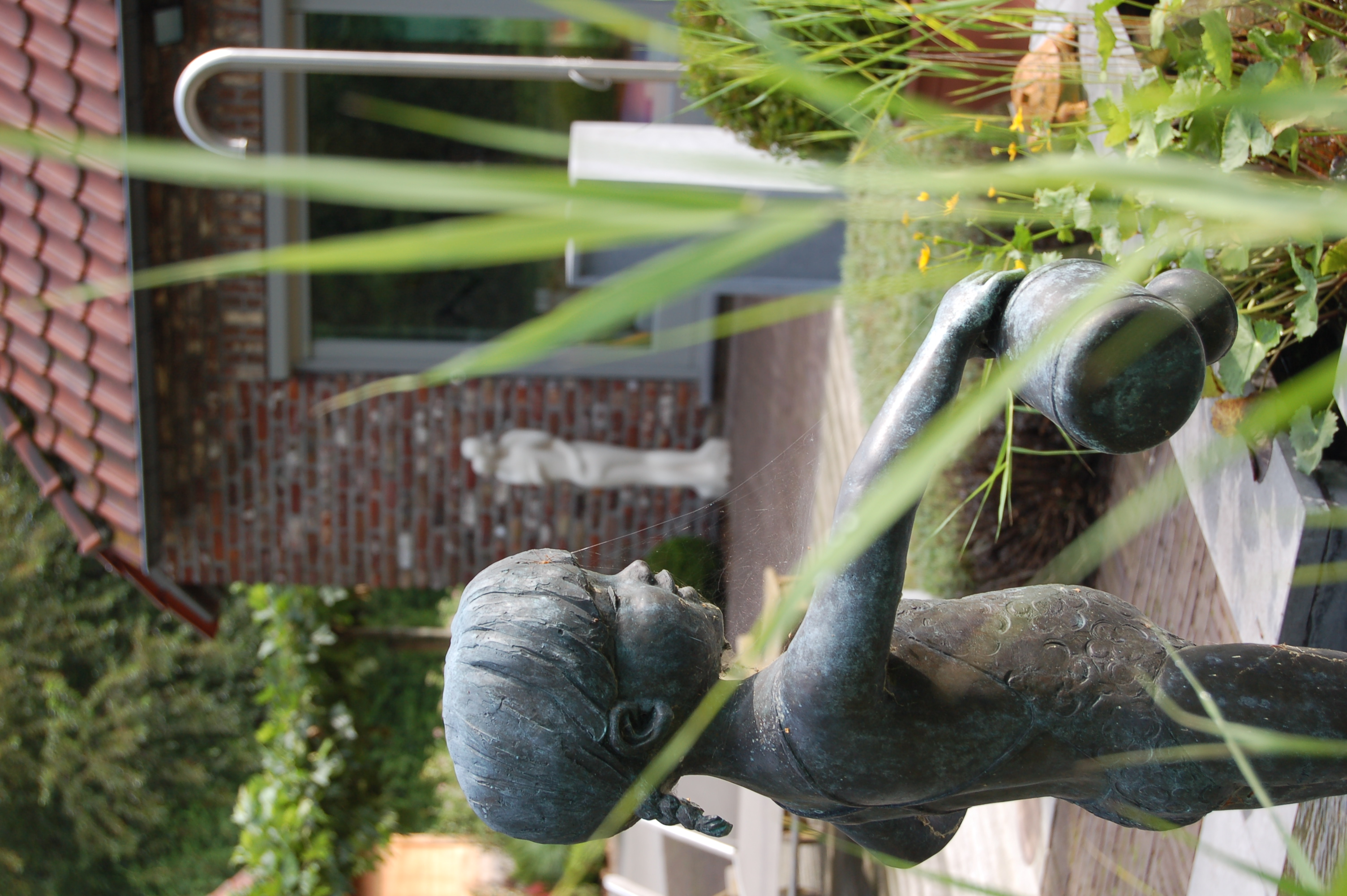 Een beeld met tuinvreugde Beeld van lachend meisje
