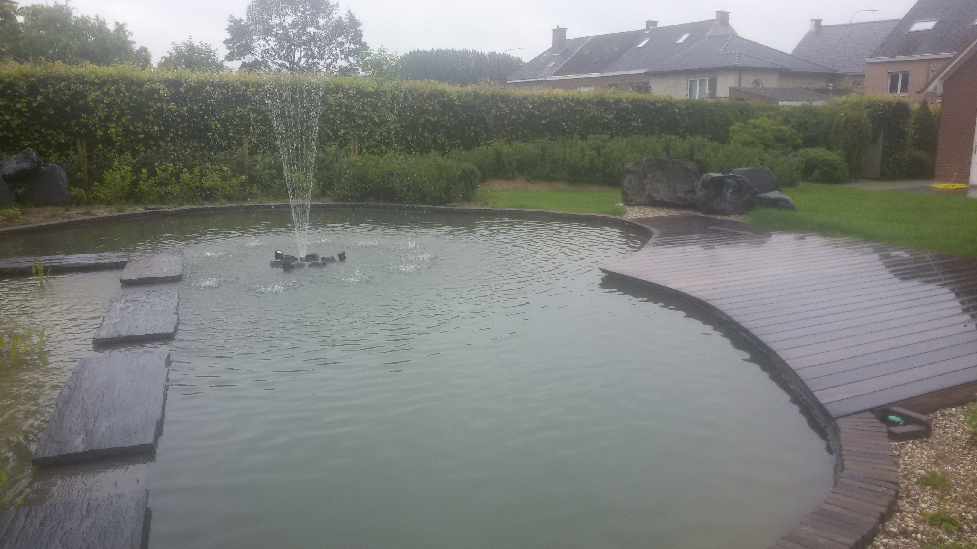 Zwemvijver met fontein zwemvijver, vijver fontein, tuinaanleg houten terras